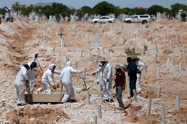 rabajadores forenses trabajan en la inhumación de cuarenta cadáveres, la mayoría no identificados, en un panteón en Ciudad Juárez, México, el 23 de julio de 2018 © AFP Carlos SANCHEZ