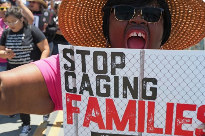 Manifestantes protestan el 23 de junio de 2018 frente al centro de detención de Otay Mesa, cerca de San Diego, California, contra la política migratoria del gobierno de Estados Unidos. © AFP/Archivos Robyn Beck