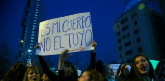 Masiva marcha demanda en Chile la implementación del aborto libre