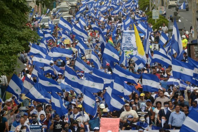 Miles de nicaragüenses marchan a favor y en contra del gobierno