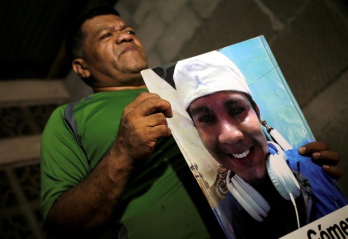 Alvaro Gómez, un exguerrillero que luchó en el izquierdista Frente Sandinista en los '80, muestra el 4 de julio de 2018 la foto de su hijo, quien murió en las manifestaciones contra el gobierno del presidente de Nicaragua Daniel Ortega en la ciudad de Masaya. © AFP INTI OCON