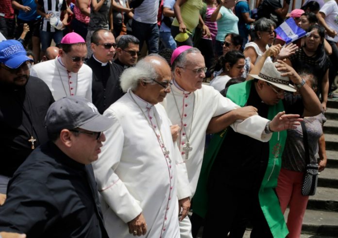 Seguidores de Ortega y paramilitares irrumpen en basílica y agreden a obispos