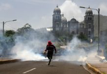 Transportistas hondureños bloquean carreteras por segundo día en reclamo de baja en combustibles