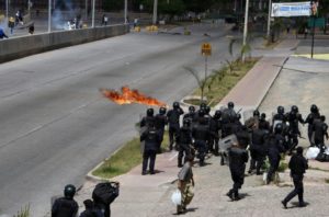 Transportistas hondureños bloquean carreteras por segundo día en reclamo de baja en combustibles