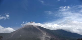 Volcán de Fuego registra fuerte explosión y lanza ceniza en Guatemala