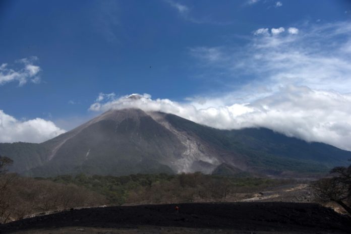 Volcán de Fuego registra fuerte explosión y lanza ceniza en Guatemala