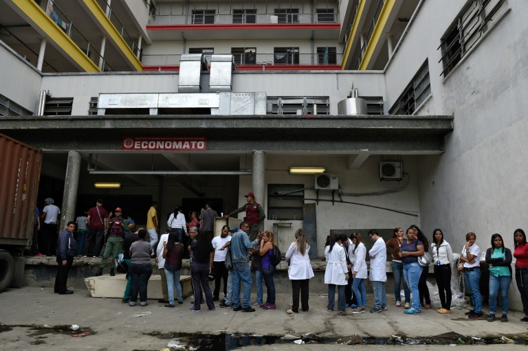 Trabajadores de la salud y funcionarios del Hospital Universitario haciendo fila para recibir cajas con alimentos básicos provistos por el programa gubernamental 