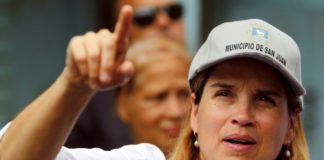 Alcaldesa acusa a Trump de 'matar a los puertorriqueños con su negligencia'