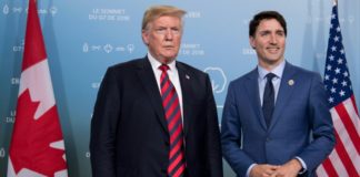El presidente de Estados Unidos, Donald Trump, y el primer ministro canadiense, Justin Trudeau, se reúnen en el marco de la cumbre del G7 en La Malbaie, Quebec, Canadá, el 8 de junio de 2018. © AFP/Archivos SAUL LOEB