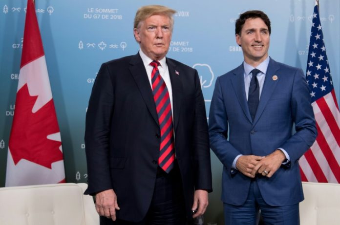 El presidente de Estados Unidos, Donald Trump, y el primer ministro canadiense, Justin Trudeau, se reúnen en el marco de la cumbre del G7 en La Malbaie, Quebec, Canadá, el 8 de junio de 2018. © AFP/Archivos SAUL LOEB