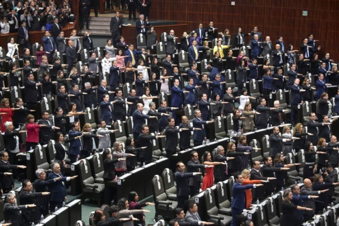 Con vivas a López Obrador, nuevo Congreso mexicano toma posesión