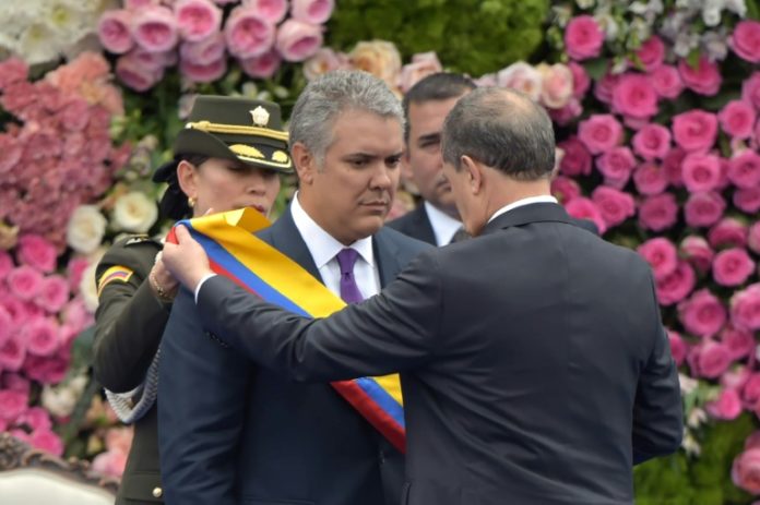 Duque llega al poder en Colombia con la mira puesta en política de paz y Maduro