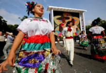Guadalajara obtiene Récord Guinness por mosaico de cuentas más grande del mundo