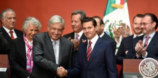 El presidente mexicano Enrique Peña Nieto (D) y el electo Andrés Manuel López Obrador, se saludan durante una ceremonia en la que el mandatario electo presentó a su nuevo gabinete, el 20 de agosto de 2018 en Ciudad de México © AFP Alfredo ESTRELLA