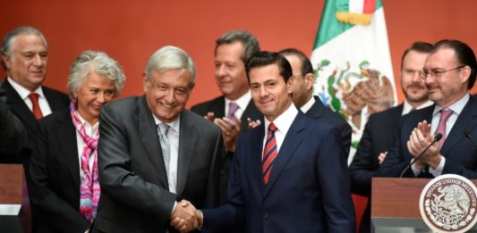El presidente mexicano Enrique Peña Nieto (D) y el electo Andrés Manuel López Obrador, se saludan durante una ceremonia en la que el mandatario electo presentó a su nuevo gabinete, el 20 de agosto de 2018 en Ciudad de México © AFP Alfredo ESTRELLA