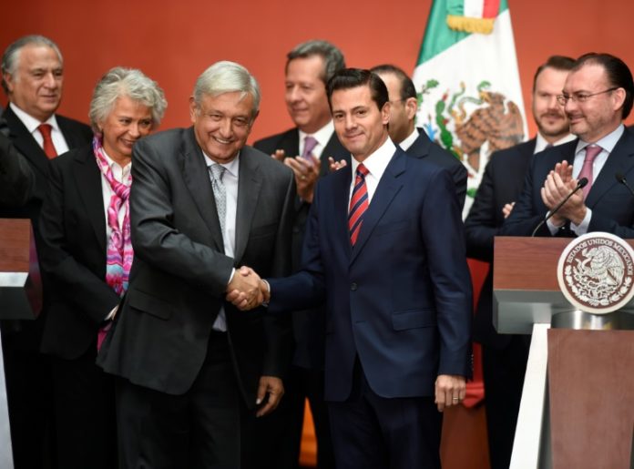 El presidente mexicano Enrique Peña Nieto (D) y el electo Andrés Manuel López Obrador, se saludan durante una ceremonia en la que el mandatario electo presentó a su nuevo gabinete, el 20 de agosto de 2018 en Ciudad de México © AFP Alfredo ESTRELLA