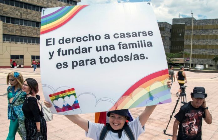 Justicia de Costa Rica ordena a Congreso derogar prohibición de matrimonio homosexual