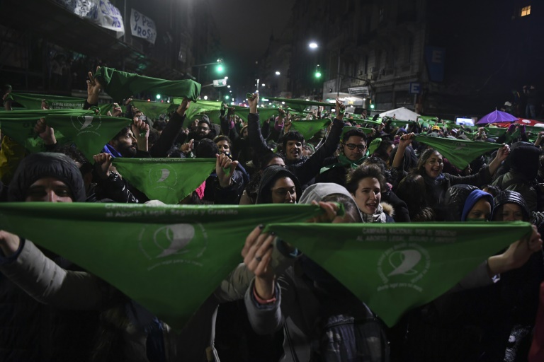 'La calle ya se ganó' - argentinas prometen seguir la lucha por el aborto legal