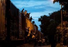 'Las Patronas' de los migrantes que viajan de México a EEUU sobre 'La Bestia'