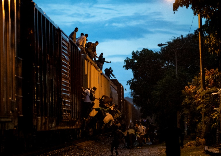 'Las Patronas' de los migrantes que viajan de México a EEUU sobre 'La Bestia'
