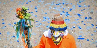 Los salvadoreños inician fiestas patronales con un colorido desfile