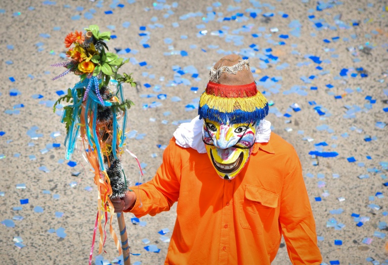 Los salvadoreños inician fiestas patronales con un colorido desfile