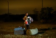 Migrantes venezolanos dicen que Ecuador los 'engañó' y dilató sus viajes a Perú
