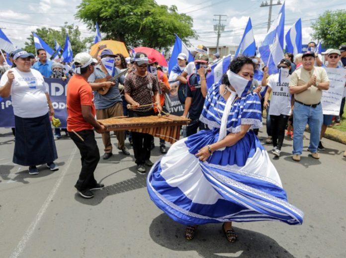 Miles de nicaragüenses desafían la ley de Ortega y piden su dimisión