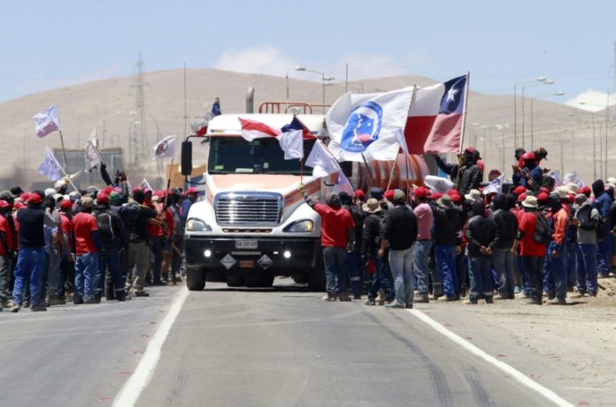 Minera Escondida y sus trabajadores extienden mediación para evitar huelga en Chile