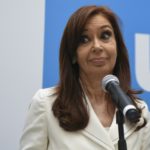 Mitin pide desafuero de Kirchner quien acepta allanamientos a sus casas en Argentina