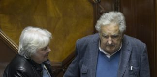 Mujica deja su cargo de senador en Uruguay