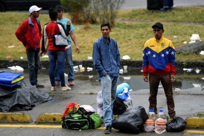 Migrantes venezolanos permanecen junto a sus pertenencias en un campamento improvisado en la ciudad de Cali (Colombia) el pasado 31 de julio, a la espera de irse a Ecuador o Perú © AFP/Archivos Christian Escobar Mora