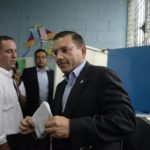 El excandidato Manuel Baldizón vota en las elecciones presidenciales de Guatemala, el 6 de septiembre de 2015 en Petén. © AFP/Archivos ORLANDO ESTRADA