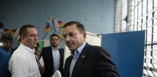 El excandidato Manuel Baldizón vota en las elecciones presidenciales de Guatemala, el 6 de septiembre de 2015 en Petén. © AFP/Archivos ORLANDO ESTRADA