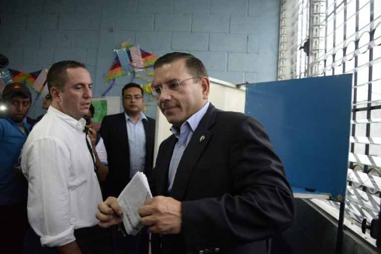 El excandidato Manuel Baldizón vota en las elecciones presidenciales de Guatemala, el 6 de septiembre de 2015 en Petén. © AFP/Archivos ORLANDO ESTRADA