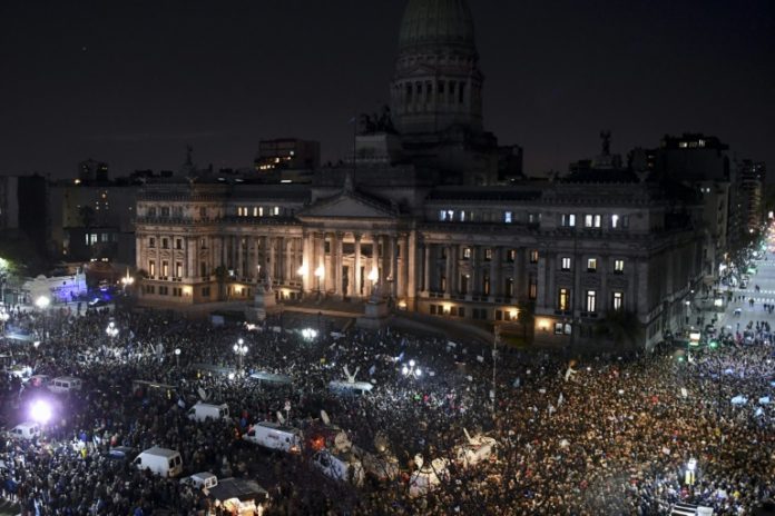 Senado autoriza allanamiento de residencias de Kirchner en Argentina - Protesta