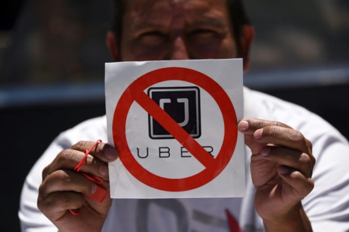 Taxistas de Guatemala exigen mayores regulaciones a Uber