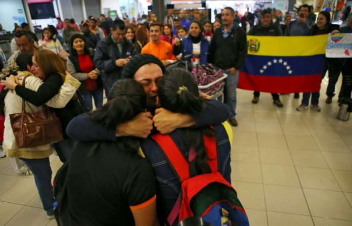 Un centenar de venezolanos regresa de Perú en avión enviado por Maduro