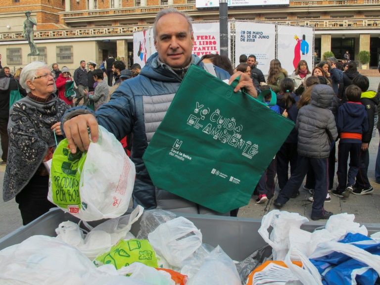 Uruguay reglamenta cobro por bolsas plásticas para disminuir su uso