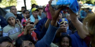 Venezolanos alargan dolorosa huida a Ecuador ante saturación en Colombia