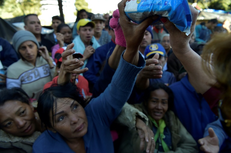 Venezolanos alargan dolorosa huida a Ecuador ante saturación en Colombia