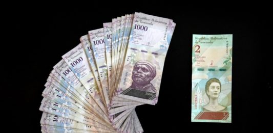 Venezuela estrena billetes bajo temor de nuevos tormentos económicos