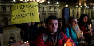 Víctimas de abuso sexual eclesiástico exigen justicia y el fin del silencio en Chile