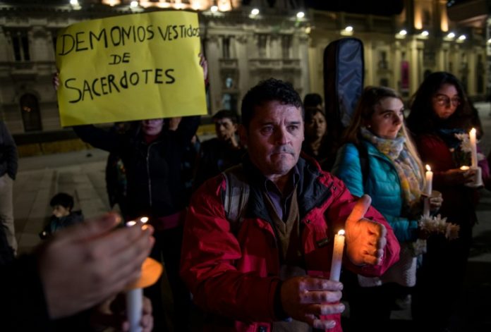 Víctimas de abuso sexual eclesiástico exigen justicia y el fin del silencio en Chile