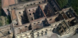 Arqueólogos aplican su saber en las ruinas del museo incendiado de Rio