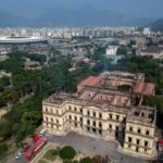 Bomberos aún apagan focos de incendio en el Museo Nacional de Rio