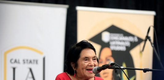 Cal State LA conmemora 50 años de estudios chicanos con tributo a Dolores Huerta