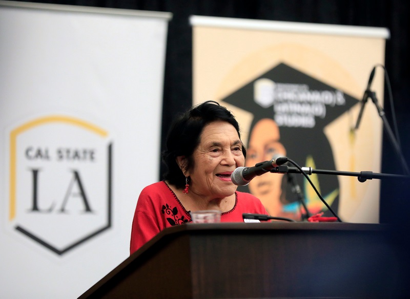 Cal State LA conmemora 50 años de estudios chicanos con tributo a Dolores Huerta