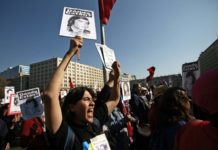 Miles de chilenos demandan fin de la impunidad tras 45 años del golpe militar