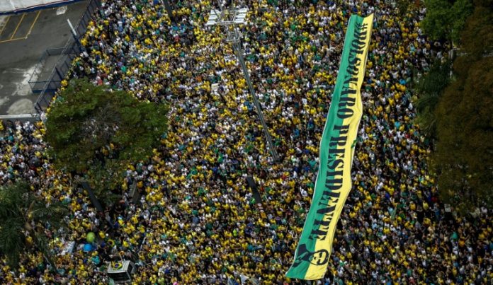 Partidarios de Bolsonaro se concentran en Brasil tras masivas protestas en su contra